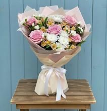 Букет цветов из:  Гвоздики, Орхидеи и Розы в Шелкозаводской