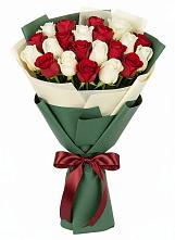 Букет Микс из красных и белых роз в Шелкозаводской