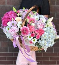 Цветочная композиция из Розы, Хризантемы, Пионы и Лизиантусы в корзине в Шелкозаводской