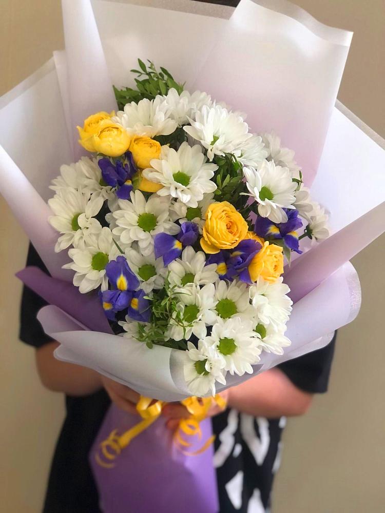 Букет цветов из: Ирисы, Хризантемы и Розы в Шелкозаводской