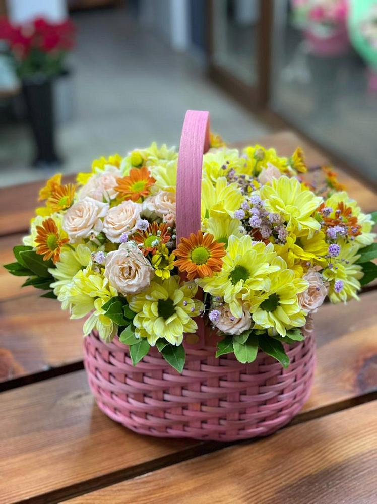 Цветочная композиция из Хризантемы и Розы в корзине в Шелкозаводской