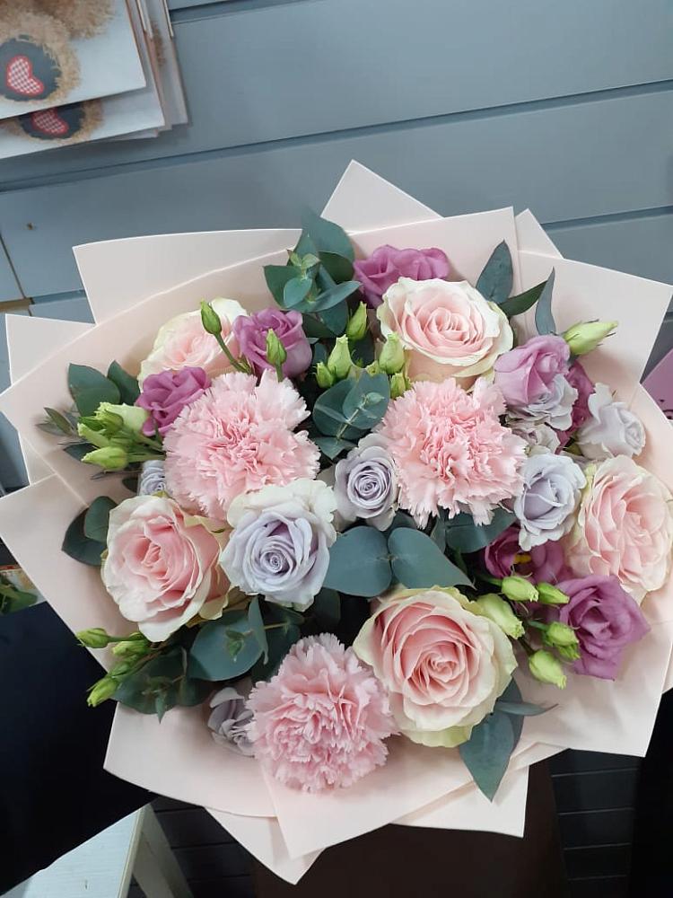 Букет цветов из: Розы, Гвоздики и Лизиантусы в Шелкозаводской