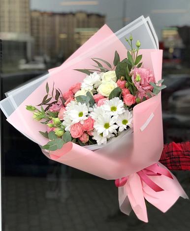 Букет цветов из: Розы, Лизиантусы и Хризантемы в Шелкозаводской